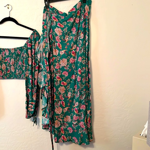 B O G Collective- 2 piece green pink print crop top with wrap skirt. EUC - Picture 4 of 9